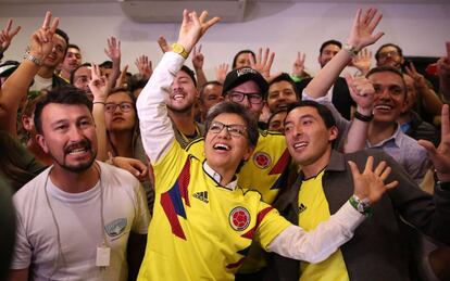 Claudia López, promotora de la consulta, celebra la votación.