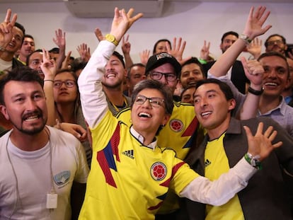 Claudia López, promotora de la consulta, celebra la votación.