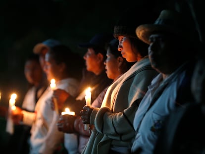 Indígenas en una velación a Carmelina Yule, lideresa asesinada por disidencias de las FARC, en Toribio (Colombia), el 18 de marzo.
