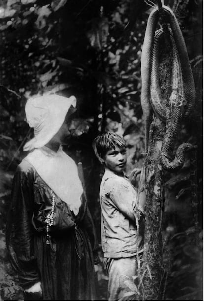 Copia de un retrato de joven shuar con la hermana Teresa Tapparelli y una serpiente, de 1900 y autor anónimo en la provincia de Morona Santiago, Ecuador.