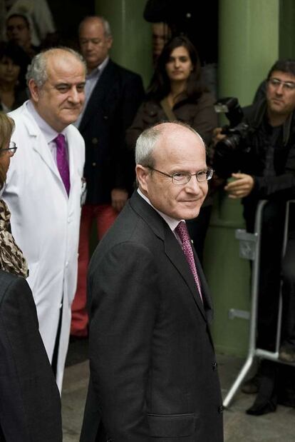José Montilla visita al Rey Juan Carlos en el hospital Clinic