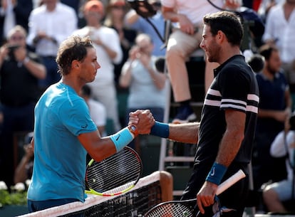 Rafael Nadal estrecha la mano del argentino Juan Martín Del Potro tras ganar su partido de semifinales de Roland Garros.