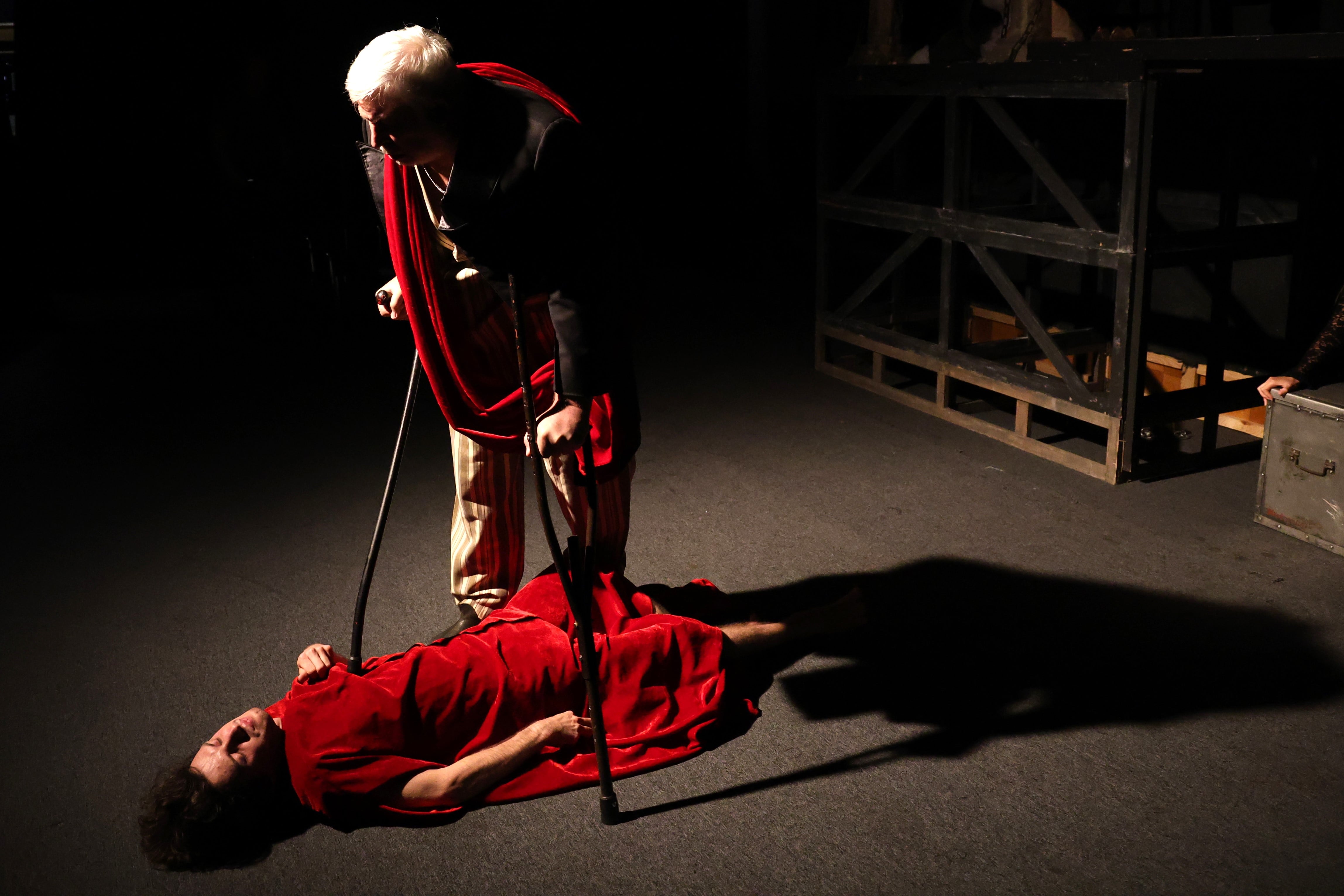 El actor Oleh Zamyatin sobre Volodymyr Mishukov (Segismundo), durante el ensayo.
