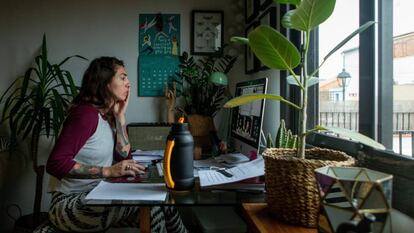 Una mujer teletrabaja desde su casa.