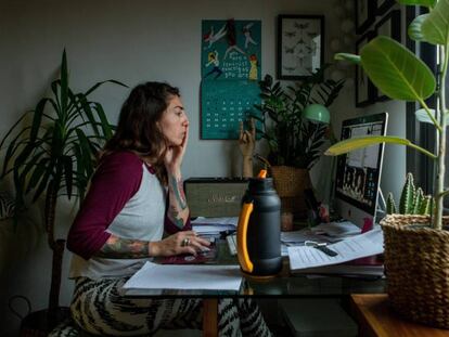 Una mujer teletrabaja desde su casa.