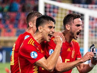 Fabián (derecha) celebra su gol con Marc Roca y Olmo.