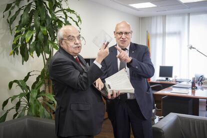 El conseller sortint d'Economia, Andreu Mas-Colell, lliura la cartera d'Empresa i Coneixement al seu nou titular, Jordi Baiget.