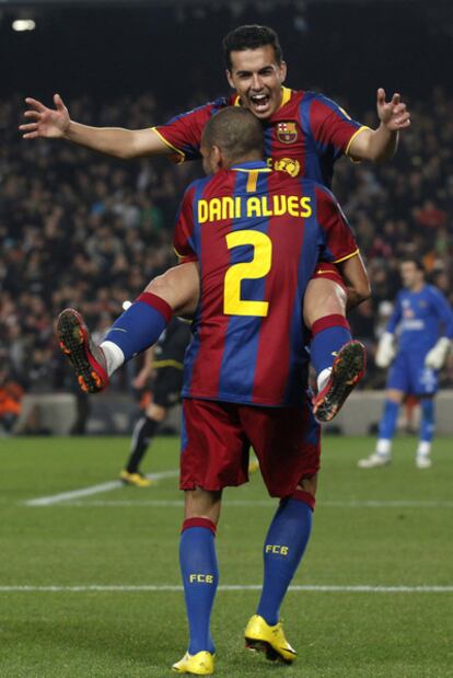 Pedro celebra junto a Dani Alves el segundo de sus goles ante el Levante.