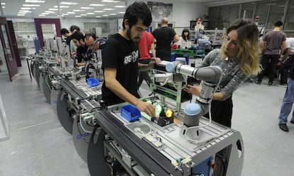 Alumnos realizan prácticas industriales en un centro del País Vasco. 