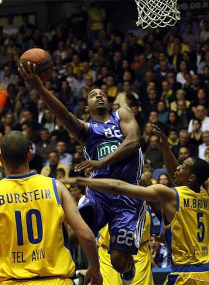 Bullock entra a canasta ante los jugadores del Maccabi.