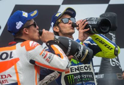 Márquez y Rossi celebran con cava su tercer y segundo puesto en Brno.