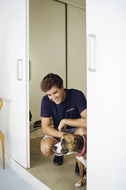 Enrich y Bilma, en el límite entre el salón-cocina-despacho y el dormitorio (las patas de madera que se cuelan en el plano pertenecen a la silla Gaulino de Óscar Tusquets).