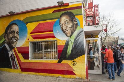 Con la salida del presidente Barack Obama de la Casa Blanca y los cargos presentados contra el humorista Bill Cosby por abusos sexuales, el restaurante consideró el pasado año que era un buen momento para renovar su mural. Así se veía la fachada exterior en diciembre de 2015, antes de redecorar la fachada.