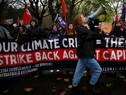 Manifestantes protestam durante a COP26, realizada em Glasgow, na Escócia.