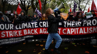 Manifestantes protestam durante a COP26, realizada em Glasgow, na Escócia.