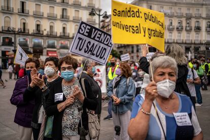 Manifestacion “90 Marea Blanca. Ayuso desmantela la atencion primaria”, en defensa de la sanidad publica.