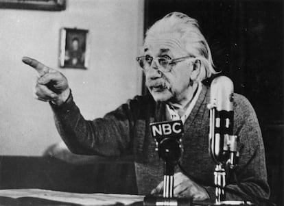 Albert Einstein es el padre de la teoría que puso las bases del trabajo de científicos posteriores como Stephen Hawking