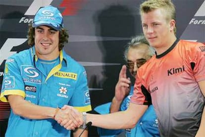 Fernando Alonso y su más directo rival Kimi Raikkonen se estrechan la mano en el GP de Japón en Suzuka.