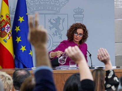 La ministra portavoz del Gobierno, María Jesús Montero, en la rueda de prensa tras el Consejo de Ministros este martes en Moncloa. 