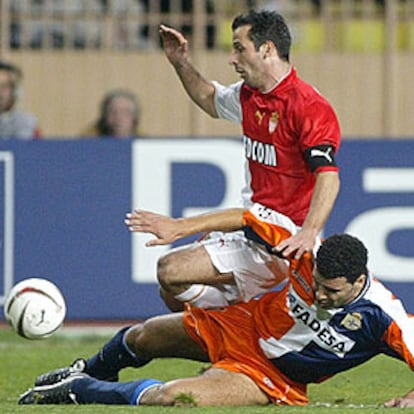 Naybet intenta arrebatar el balón a Giuly.