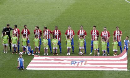Leyendas y jugadores actuales del Atlético posan en la despedida del Vicente Calderón.