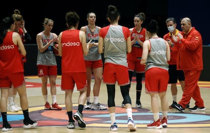 Las jugadoras de la selección femenina de baloncesto y el ya exseleccionador, Lucas Mondelo, en un entrenamiento en julio