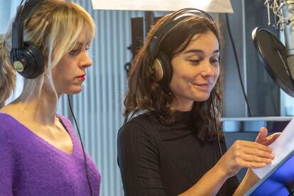 Maggie Civantos y Nadia de Santiago en la grabación de 'Peter Pan' en la cadena SER.