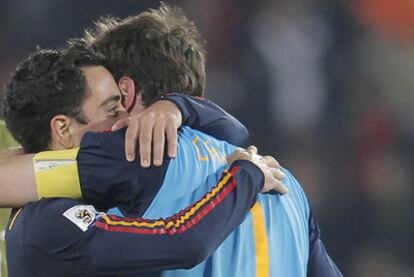 Xavi y Casillas se abrazan al término del partido frente a Alemania.