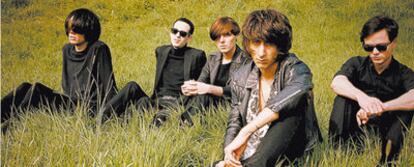 <b>The Horrors, de zombies a jóvenes campestres. Faris, segundo por la derecha, hasta ha pillado color.</b>