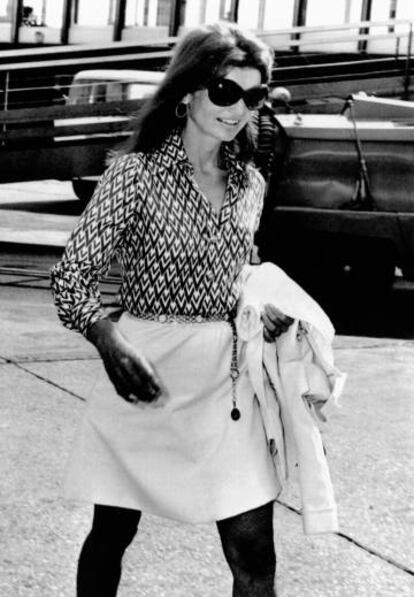 Jacqueline Kennedy Onassi con sus famosas gafas de pasta oscura.