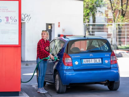 Una mujer reposta su coche en una gasolinera Cepsa, en abril.