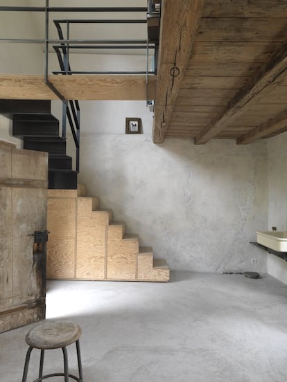 En el interior del estudio, el pino nuevo de la escalera-almacén se mezcla con el antiguo del suelo del altillo y contrasta con la escalera de acero pintado de negro que conduce al piso superior. El resto es un marco neutro de color piedra que fomenta la expansión de la luz.
<br><br>Ramas de abeto, hojas secas, semillas, tallos de flores, cordeles, pedacitos de vidrio, cantos rodados y hasta musgo. La joyera Gabi Veit (Bolzano, Italia, 1968) fabrica piezas contemporáneas con lo que encuentra por lacalle. O por el bosque.<br>