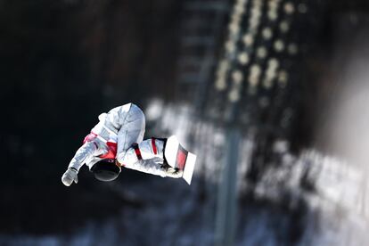 La estadounidense,Jessika Jenson durante la clasificación femenina de Snowboard Big Air, el 19 de febrero de 2018 en el centro de ski de Alpensia en Pyeongchang.