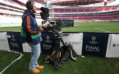 Un cámara, preparado para la pasada final de la Champions, en Lisboa.