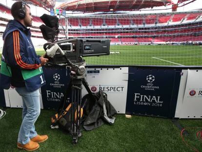 Un cámara, preparado para la pasada final de la Champions, en Lisboa.