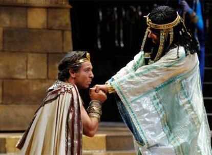 Roberto Alagna e Ildiko Komlosi, en una escena de <i>Aida</i> durante un ensayo en la Scala.