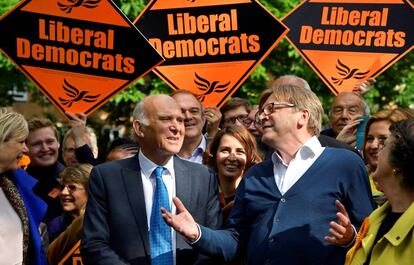 Vince Cable, líder de los liberal demócratas británicos y Guy Verhofstadt, presidente del grupo Liberal (ALDE), en un acto de campaña en Londres el 10 de mayo.