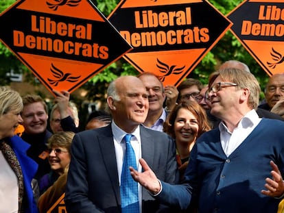 Vince Cable, líder de los liberal demócratas británicos y Guy Verhofstadt, presidente  del grupo Liberal  (ALDE), en un acto de campaña en Londres el 10 de mayo. 