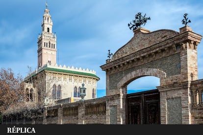 Quien se anime a pasear por la pequeña localidad tarraconense de L'Arboc sin conocer la historia seguro que se sorprende: ¡una Giralda en mitad de El Penedès! Pues sí, una de las mejores réplicas del icono sevillano es el homenaje que Joan Roquer i Marí y Candelaria Negravernis quisieron rendirle, a principios del siglo XX, al viaje que realizaron por Andalucía en su primer aniversario de boda, y que les impactó. En su interior mandaron reproducir, también, el Patio de los Leones de la Alhambra de Granada y el Salón de Embajadores de los Reales Alcázares de Sevilla. Reabrió al público en 2008.