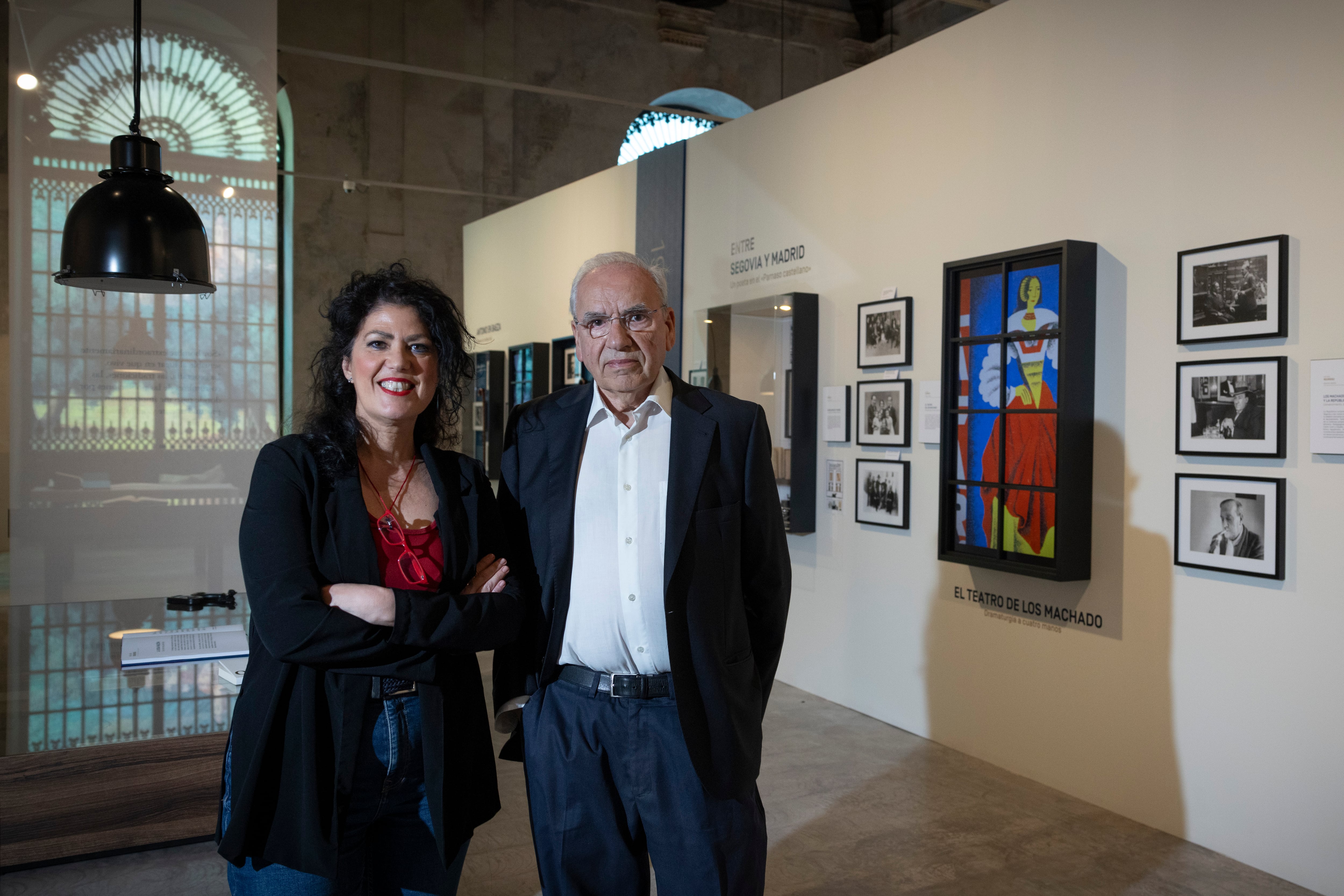 Los comisarios de la exposición sobre los Machado, Eva Díaz Pérez y Alfonso Guerra, en la Real Fábrica de Artillería de Sevilla, el jueves.