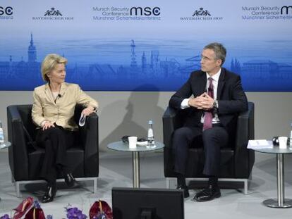 La ministra de Defensa alemana, Ursula von der Leyen, y el secretario general de la OTAN, Jens Stoltenberg, este viernes en M&uacute;nich. 