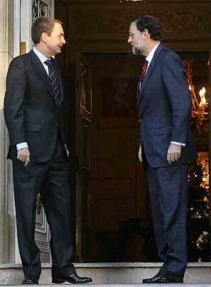 Zapatero y Rajoy, en la puerta del palacio de la Moncloa.