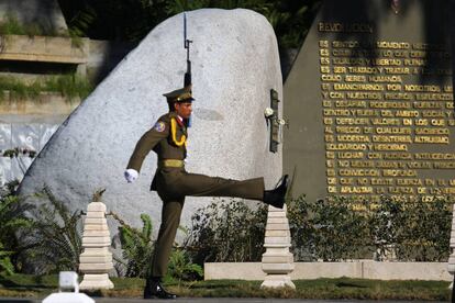 Guardia ante el memorial donde reposan los restos de Fidel Castro en Santiago de Cuba