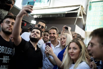 Mitsotakis posa para varios selfis durante un mitin en Alexandroupolis (norte de Grecia), el 28 de junio.
