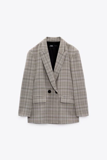 Si eres una apasionada de las prendas de inspiración masculina y la protagonista de Annie Hall es tu  fuente de inspiración, te gustará esta blazer de cuadros oversize de Zara. 49,95€

 