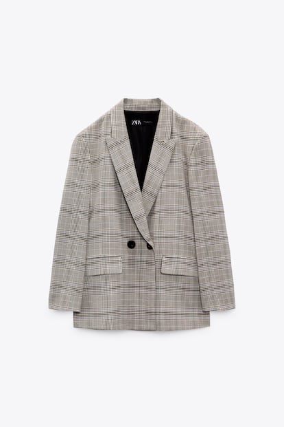 Si eres una apasionada de las prendas de inspiración masculina y la protagonista de Annie Hall es tu  fuente de inspiración, te gustará esta blazer de cuadros oversize de Zara. 49,95€

 