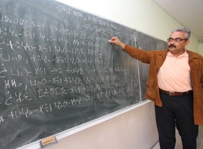 El profesor Jahfar Hassan Yahia imparte clases de tamazig. En la pizarra aparecen palabras escritas con el alfabeto <i>tifinag.</i>