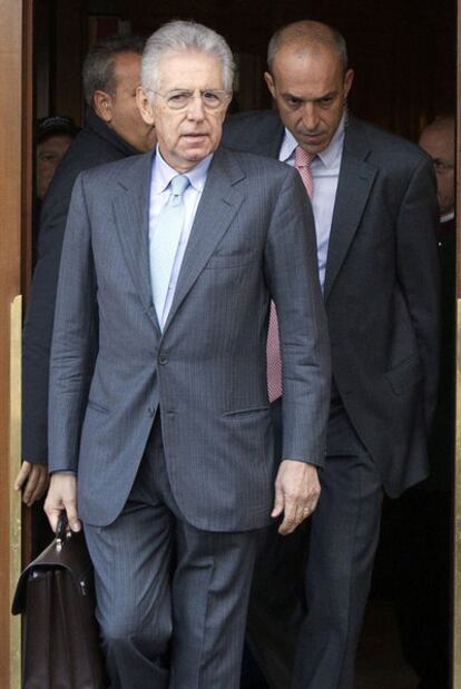 Mario Monti abandona un hotel de la capital.