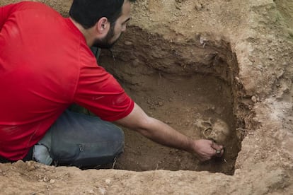 El arque&oacute;logo Ren&eacute; Pacheco descubre un cr&aacute;neo en la fosa com&uacute;n del cementerio de Guadalajara donde buscan los restos de Timoteo Mendieta. 