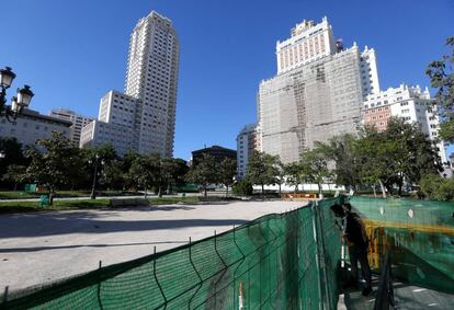 Vallado de la plaza de España, en Madrid, para el inicio de las obras de remodelacion de la misma.